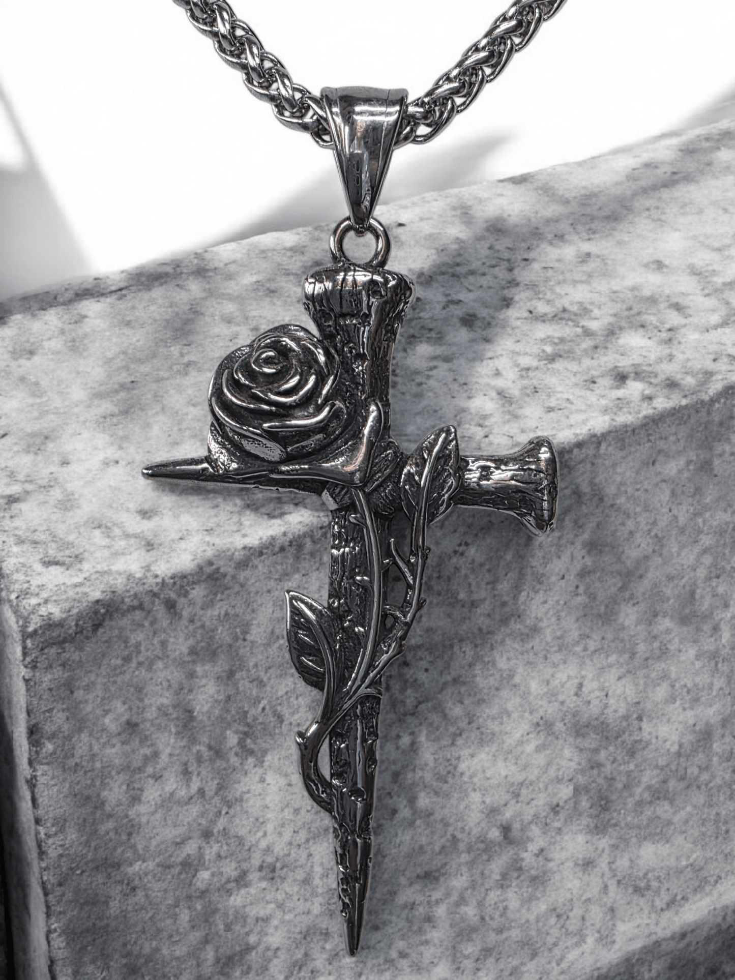 Collier croix avec rose acier inoxydable 316l - Claudine Biker Shop