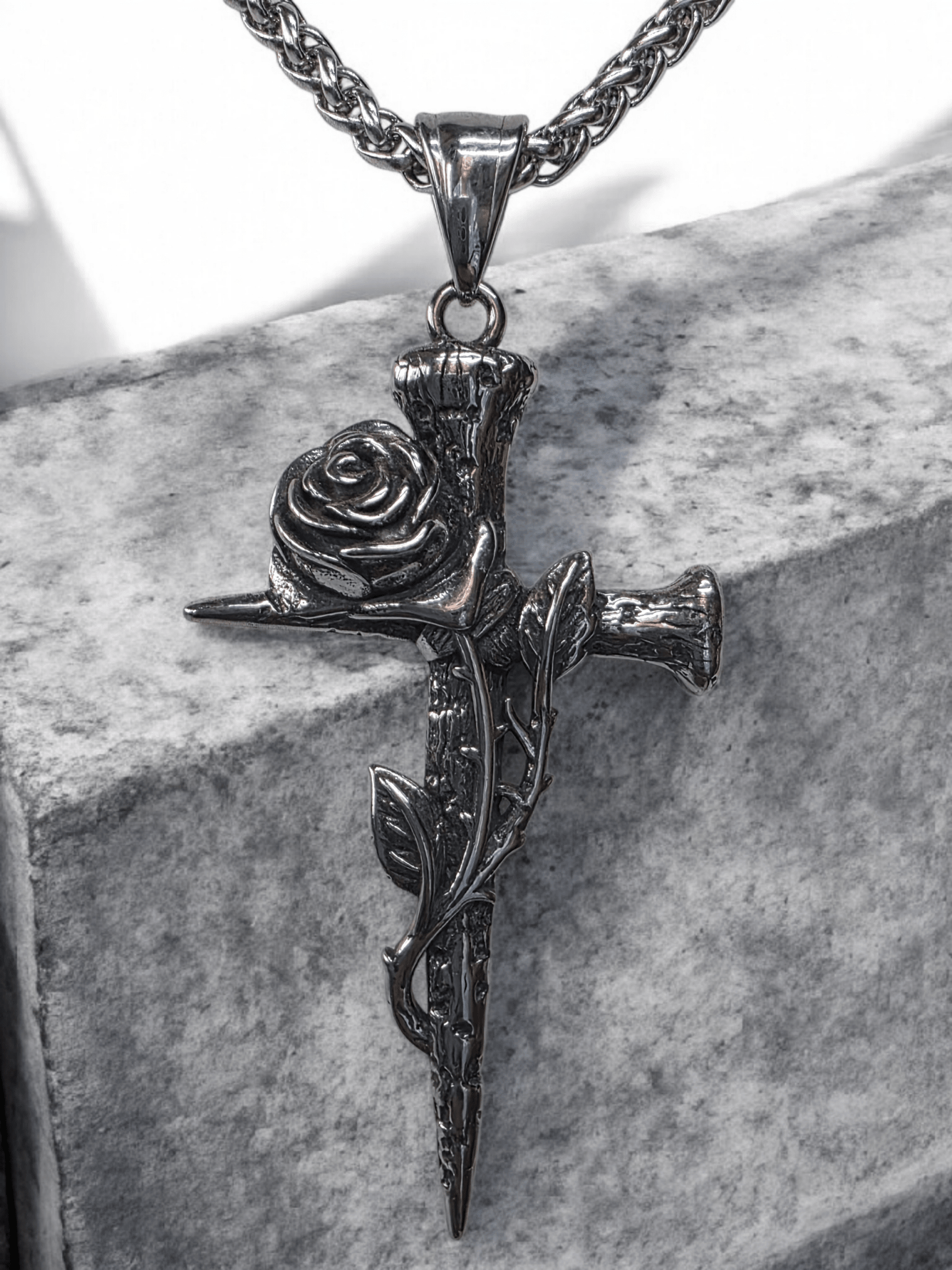 Collier croix avec rose acier inoxydable 316l - Claudine Biker Shop